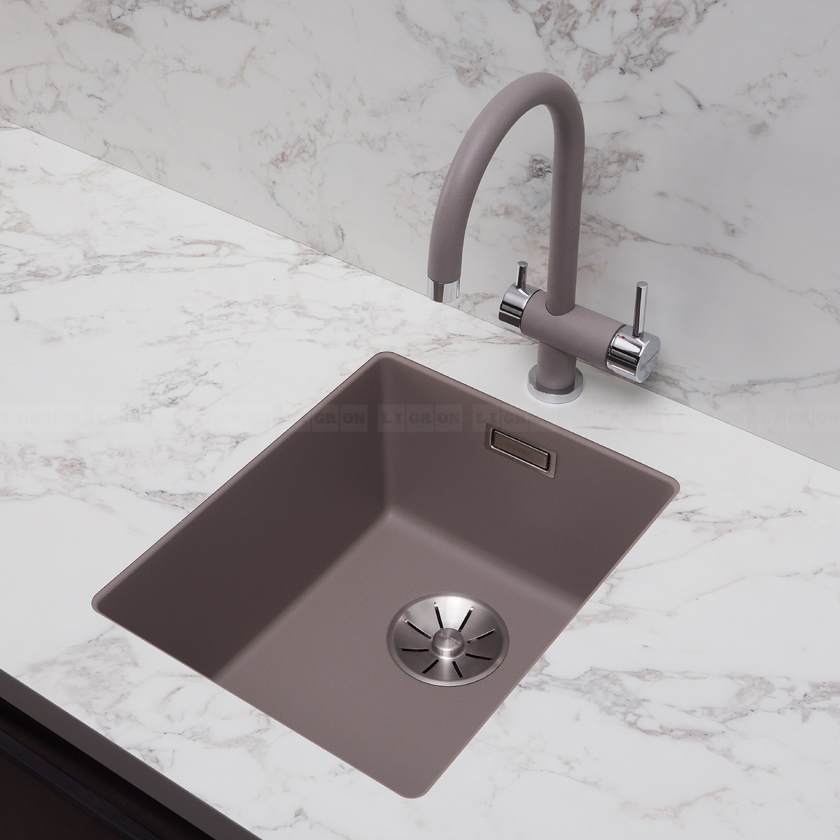 Мойка врезана в ламинат в один уровень со столешницей снизу