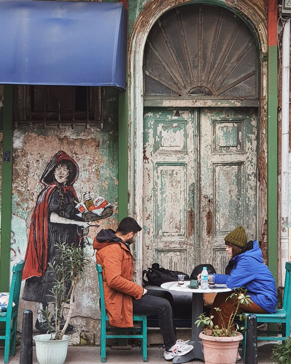 Интерьеры даже очень популярных заведений. Вот эта пошарпаность не свойственна лоску большого города