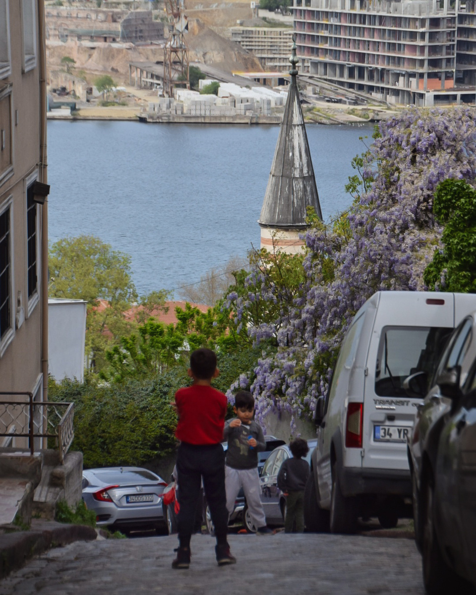 Дети гуляющие во дворах, как в маленьком городке моего детства