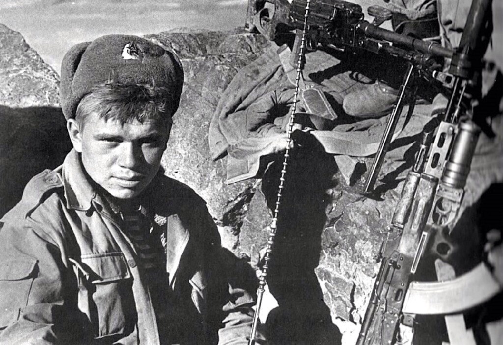 Связист с автоматом и пулемётом...