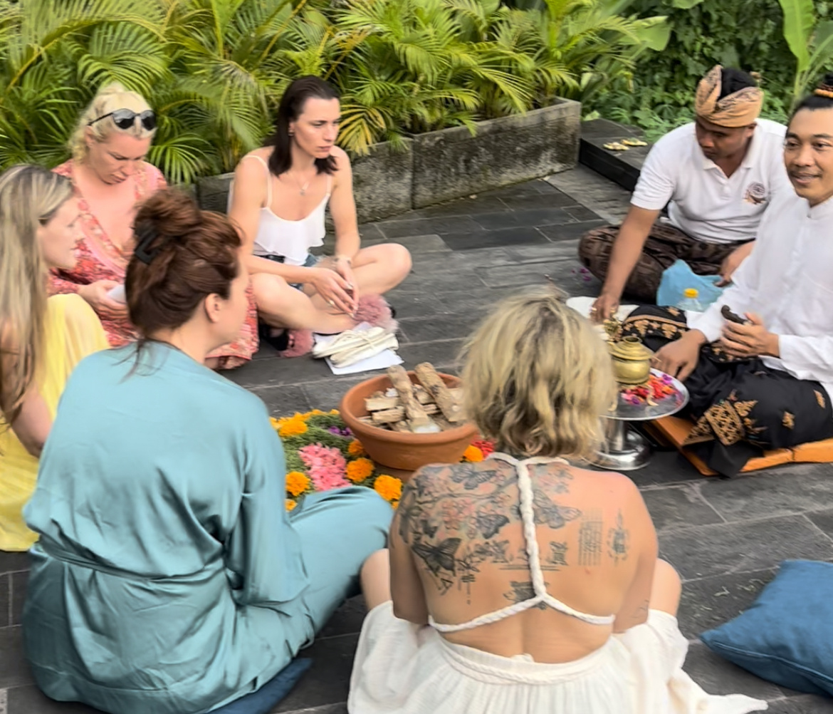 Огнехотра на Бали - практика очищения огнем со священником Мангку.