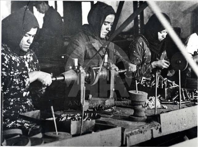 Турчанки, работающие на заводе во времена Освободительной войны.