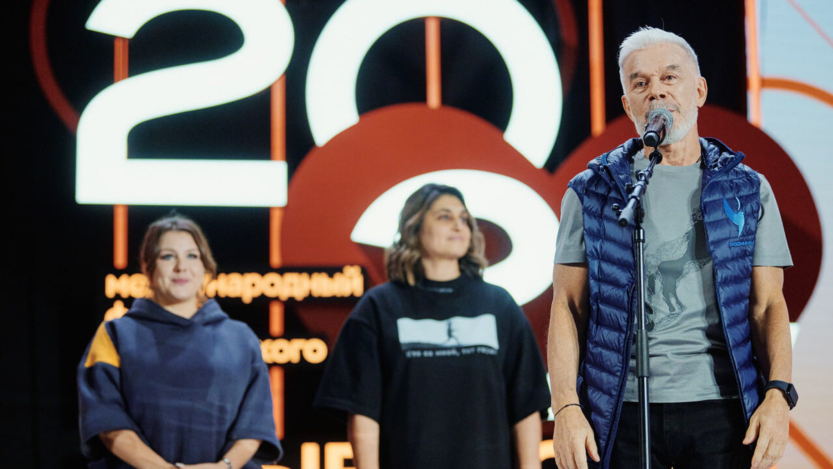    Олег Газманов объявляет победителя. Фото: Международная Премия #МЫВМЕСТЕ