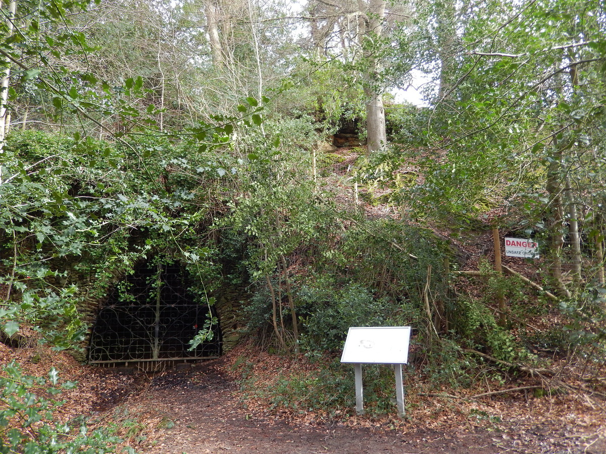 Mother Ludlam's Cave — туристическая достопримечательность, одна из Пещер в окрестностях города Tongham, Великобритания. Она расположена: 11 км от Farnham, 12 км от Hale, 166 км от Лондона.
Подробнее: https://ru.advisor.travel/poi/Mother-Ludlam-s-Cave-28355