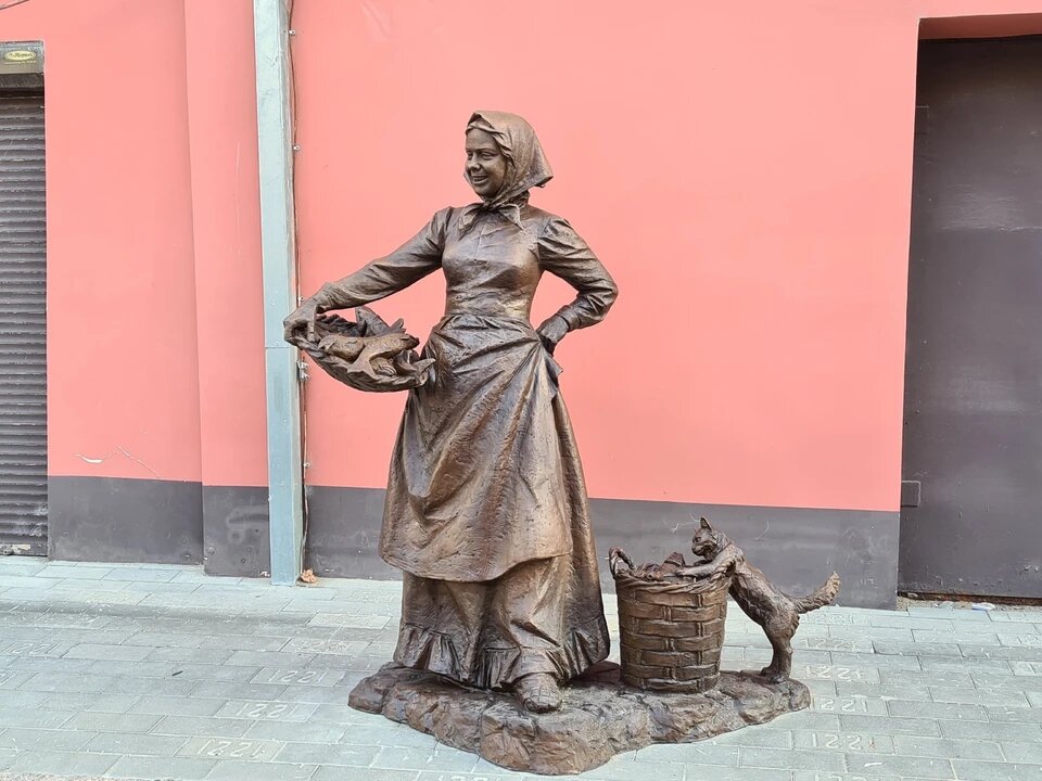 Нижний Новгород, ул. Кожевенная, скульптура торговки рыбой/nnov.kp.ru