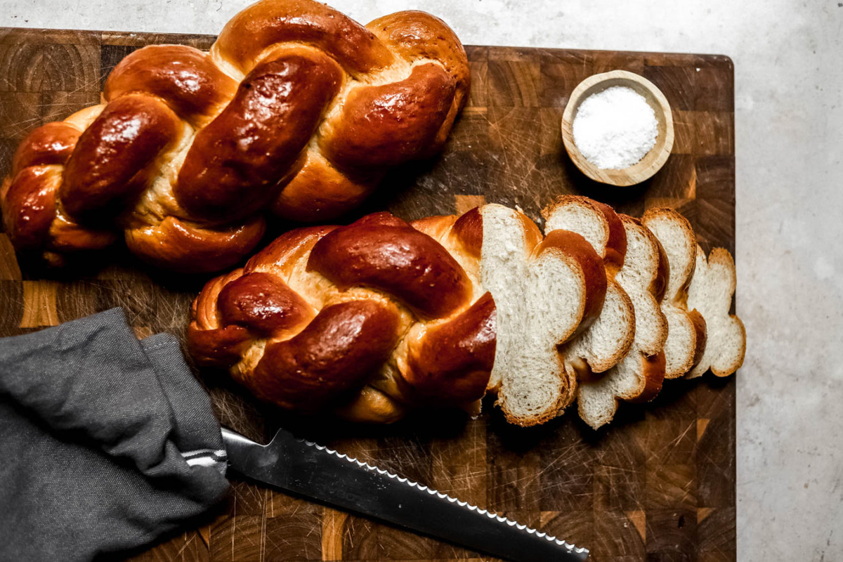 Ароматные постные халы, в процессе выпечки дважды смазанные смесью из растительного орехового “молока” с абрикосовым джемом