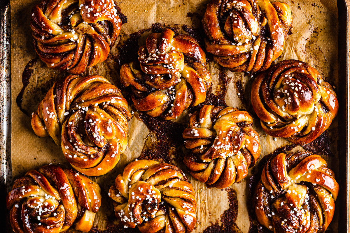 Сладкие шведские булочки с корицей, смазанные соевым молоком перед выпечкой и политые сахарным сиропом – после