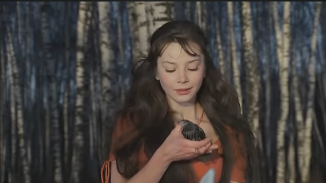 Оленька - а ля Олеся)))). Уже смешно. Ибо Оленька кто угодно, но токмо не Олеся, которая в повести Куприна, но ясно, что именно образом купринской героини вдохновлялся Лотяну - красное платье, черные волосы и птички. Которые чеховской Оленьке и даром были не надь.