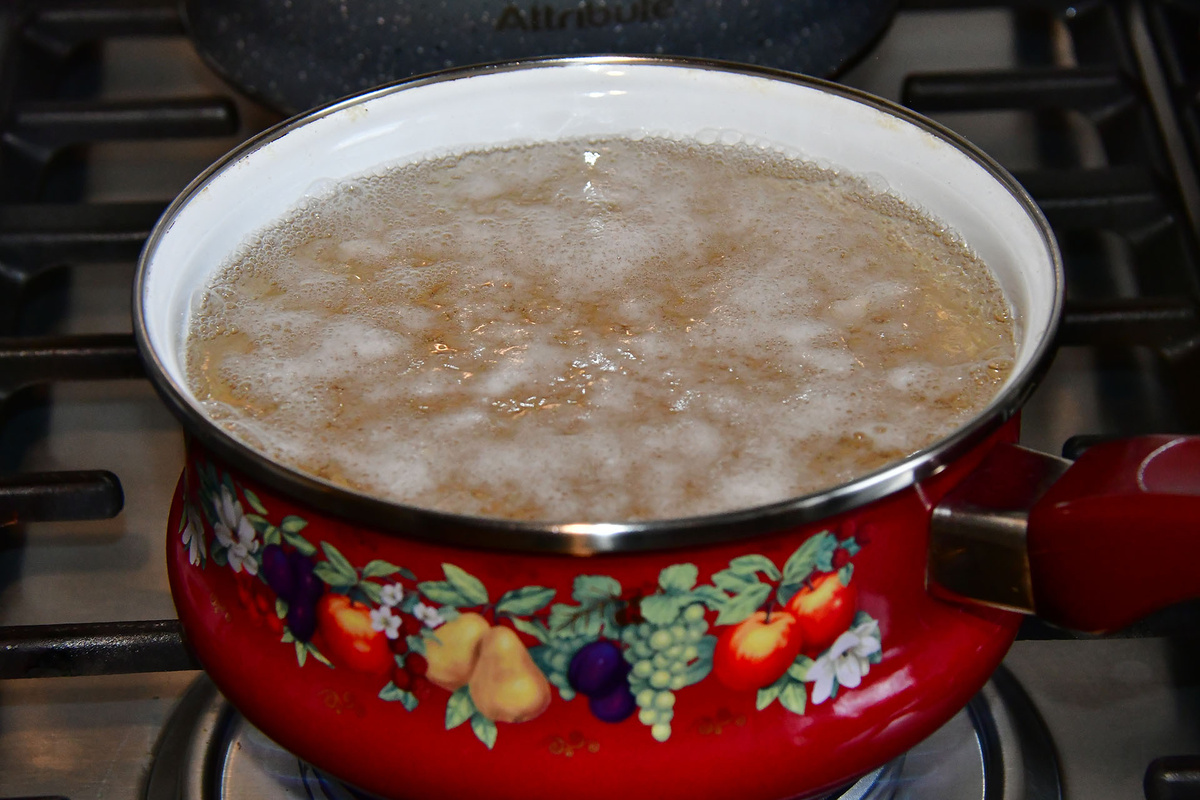 Снимаем пену и отвариваем до мягкости