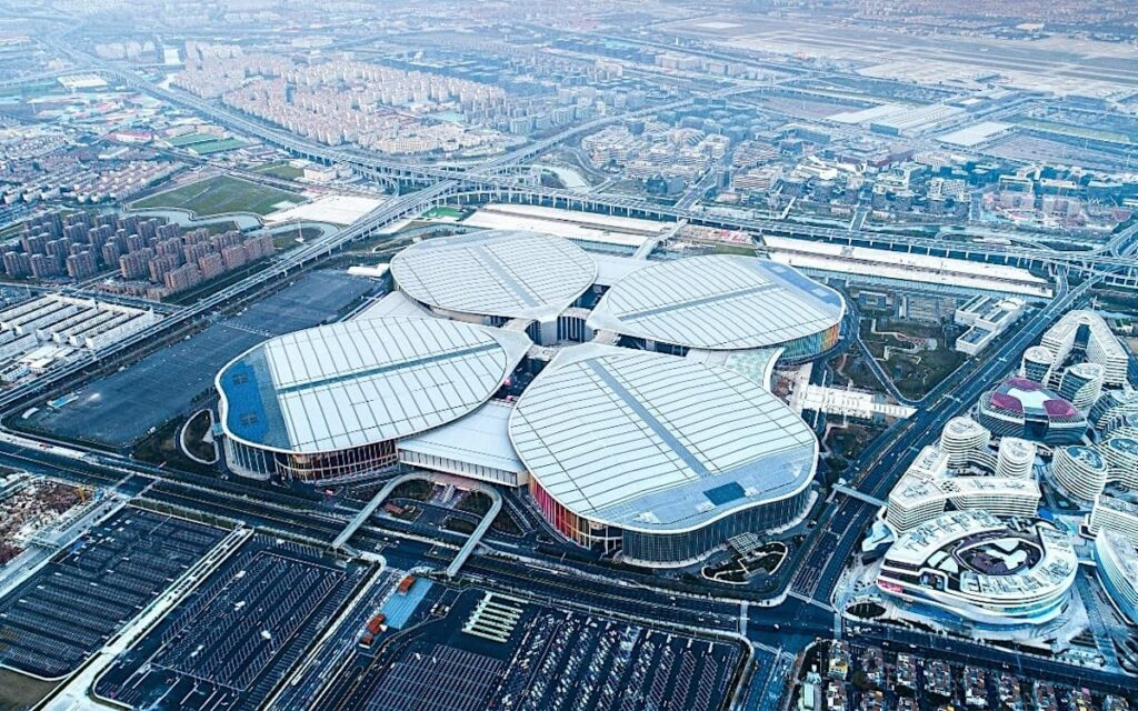 В 2024 году выставочная площадка CLIFF в Шанхае размером 300 тыс. м² привлекла за 5 дней 90 000 посетителей, среди них более 10 000 — международных гостей