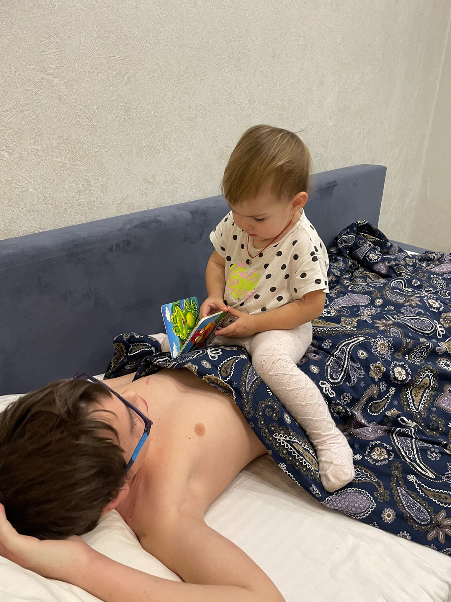 Читает брату 