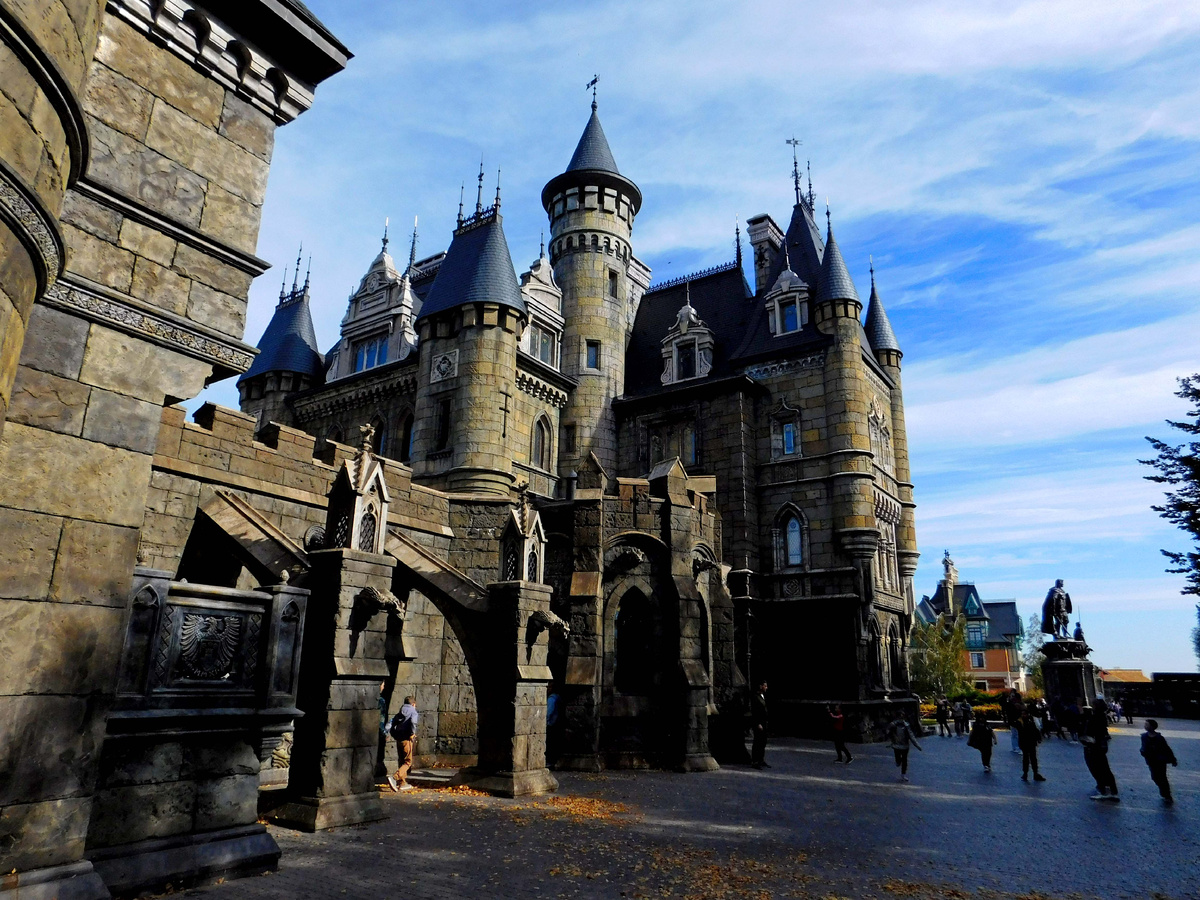 Замок Гарибальди со стороны Речного переулка. сент.2024 г. Фото автора.