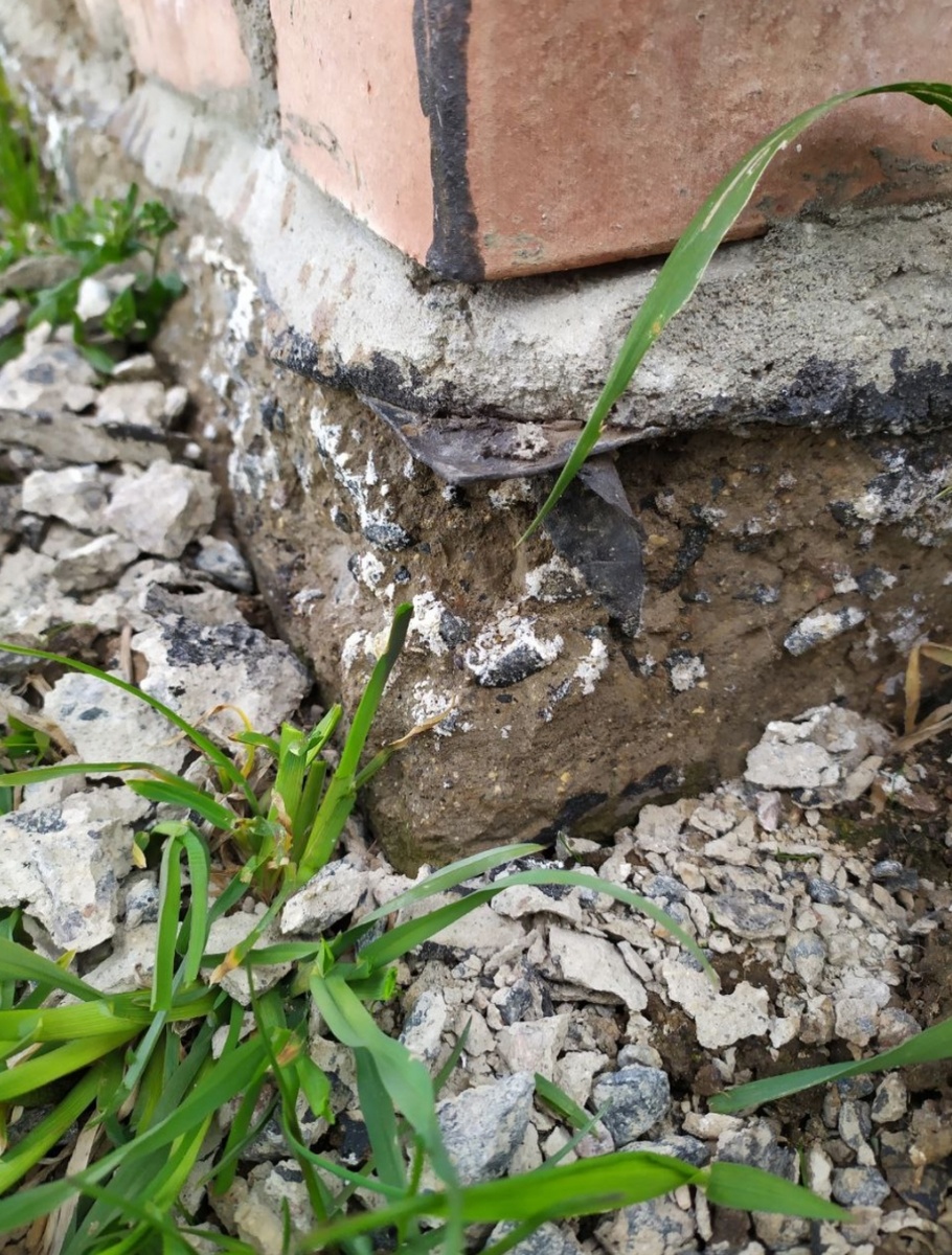 Но ближе к делу, итак для первого этапа реставрации и усиления потребуется по периметру строения убрать грунт на глубину фундамента. 