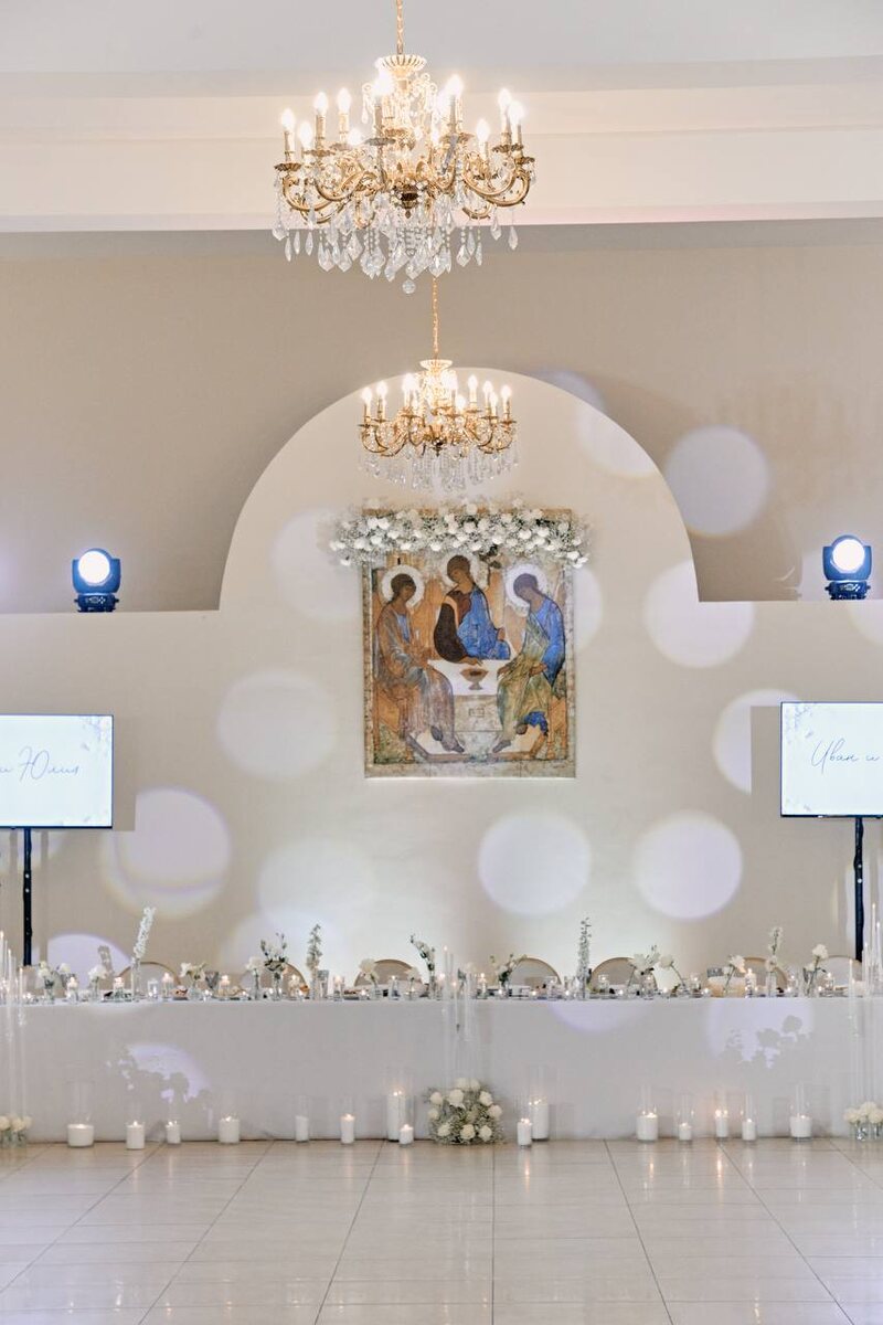 Оформление декора живой флористикой и свечами