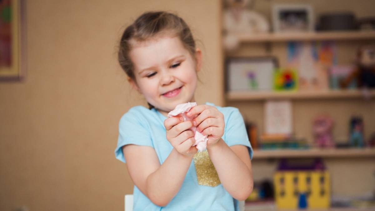    Для детей придумывают много приятных на ощупь игрушек, которые можно мять в руках / Фото: Shutterstock