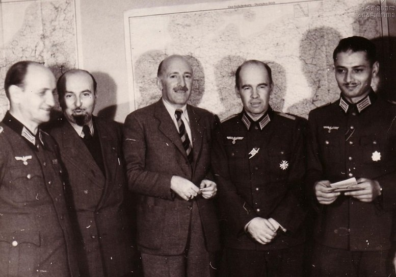 Михаил Кедиа в центре в окружении офицеров Вермахта