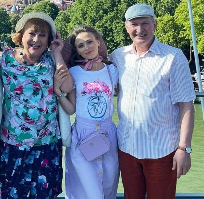 Телепрограмма (Анна Кошмал с экранными родственниками)