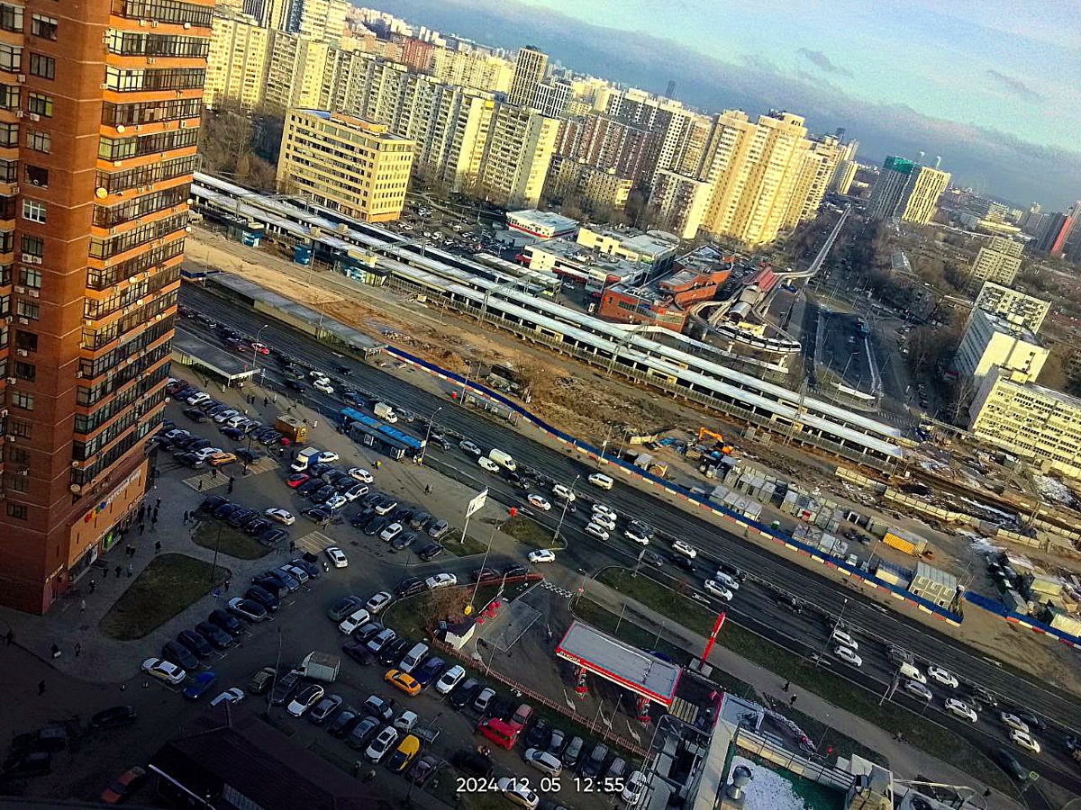 С такого двора выезжать - головой крутить во все стороны придется!