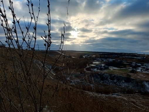 Кажется, что облака медленно плывут. Как наша жизнь день за днём.
