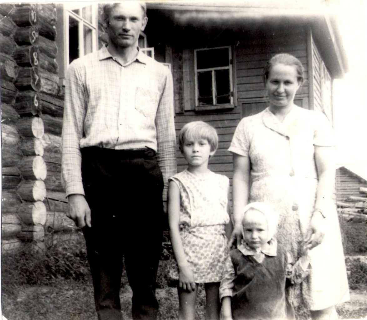 Дом, который построил дед. Папа, мама, младшая сестра и я. 1972 год.