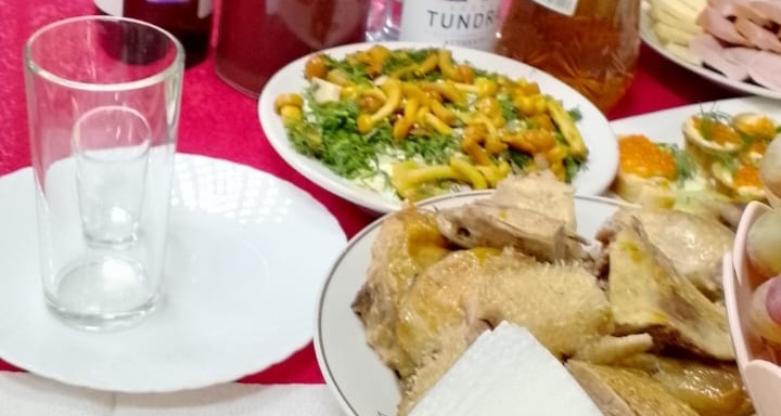 Домашняя кухня. Салаты, запечённое мясо. Спир. Тное на фото отрезала. На горячее были солянка и картошечка с мясом под сыром. 