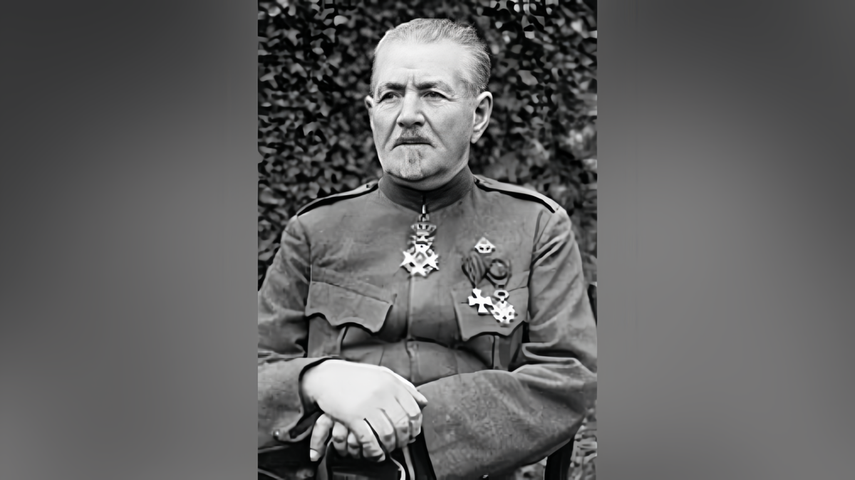 Комендант Осовецкой крепости генерал-лейтенант Н. А. Бржозовский (1857—не ранее 1930).
