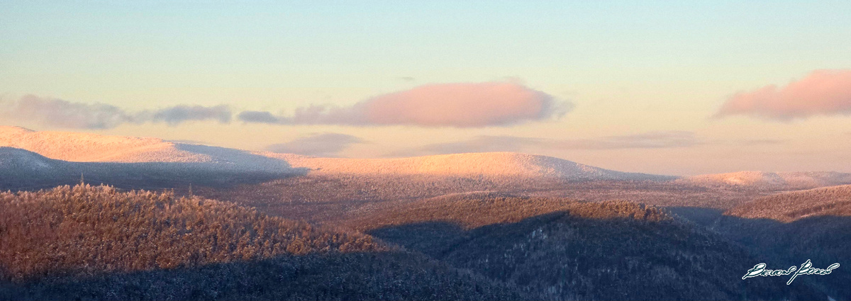 За пределами официальных границ Северо-Енисейского участка золотого пояса  - одно из самых молодых и интересных золоторудных месторождений Красноярского края. 