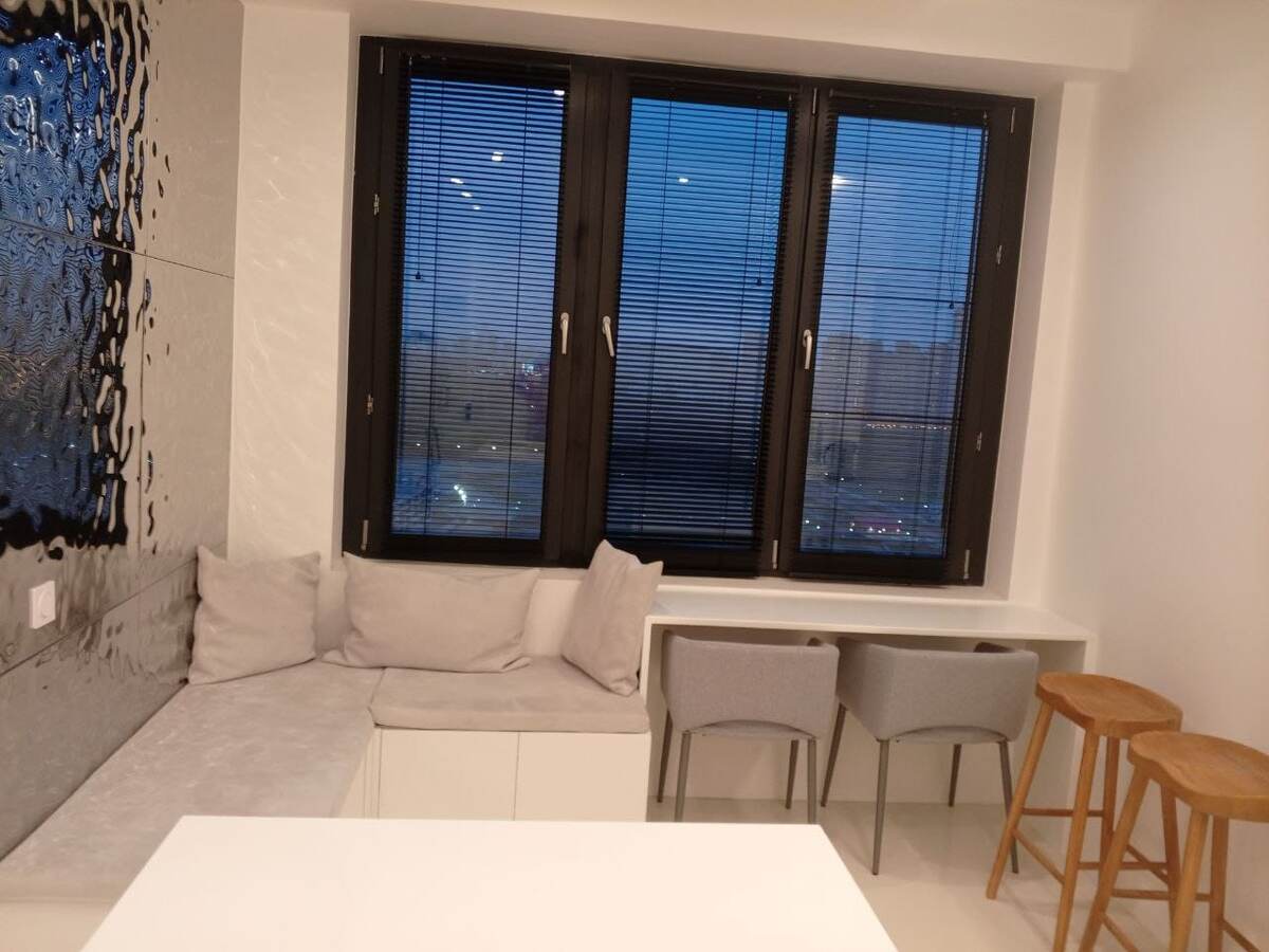 Помыть такое окно не сложно -в нем открываются все части. И оно практически чистое!