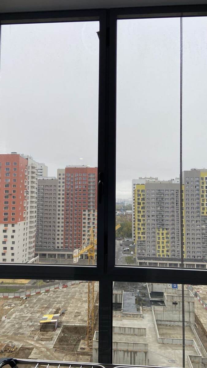 Такое окно стандартным не назовешь и по размеру, и по доступности поверхностей