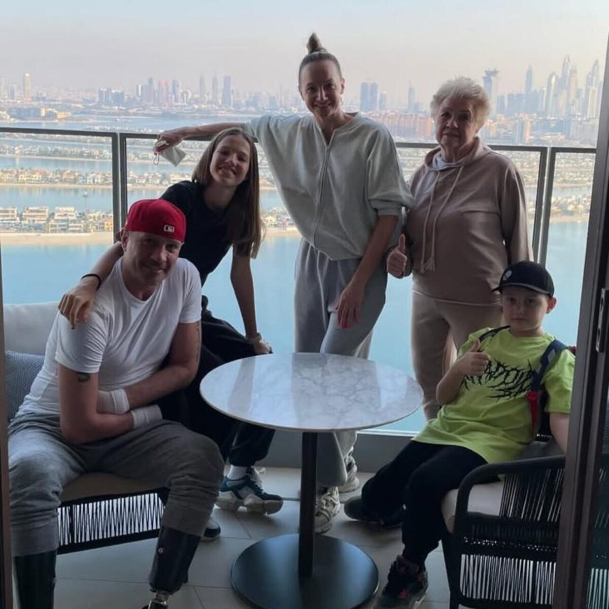    Роман Костомаров с семьей Соцсети