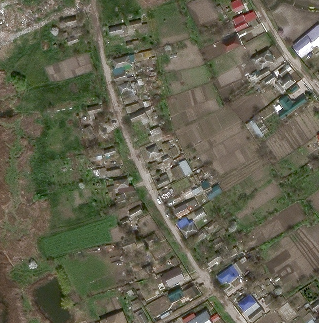 Слева наша сторона, справа - сторона огородных героев)