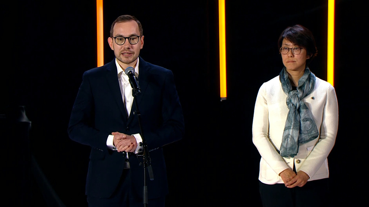    Председатель Российского Красного Креста Павел Савчук и Заместитель Генерального секретаря Совета по мерам доверия в Азии Чжан Лин (Китай). Фото: Кадр из трансляции церемонии награждения Международной Премии #МЫВМЕСТЕ