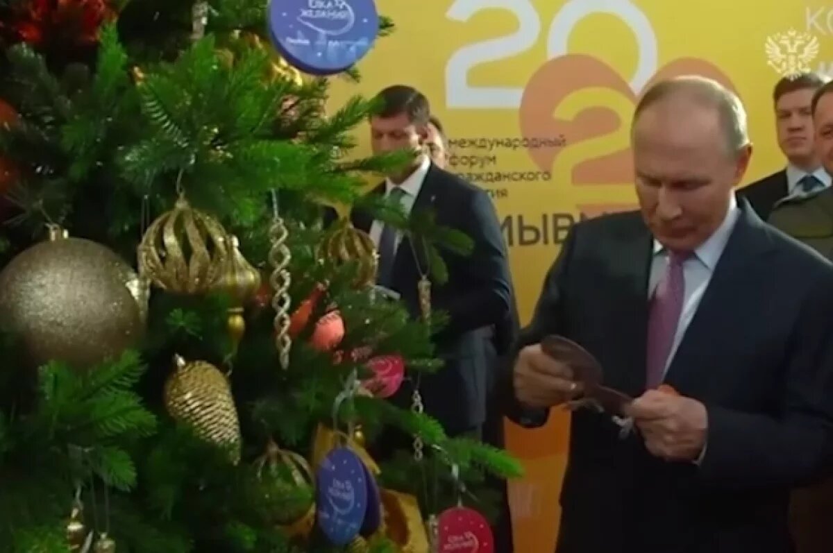    Волонтеры подарили Путину игрушечную елку, сделанную детьми из ДНР