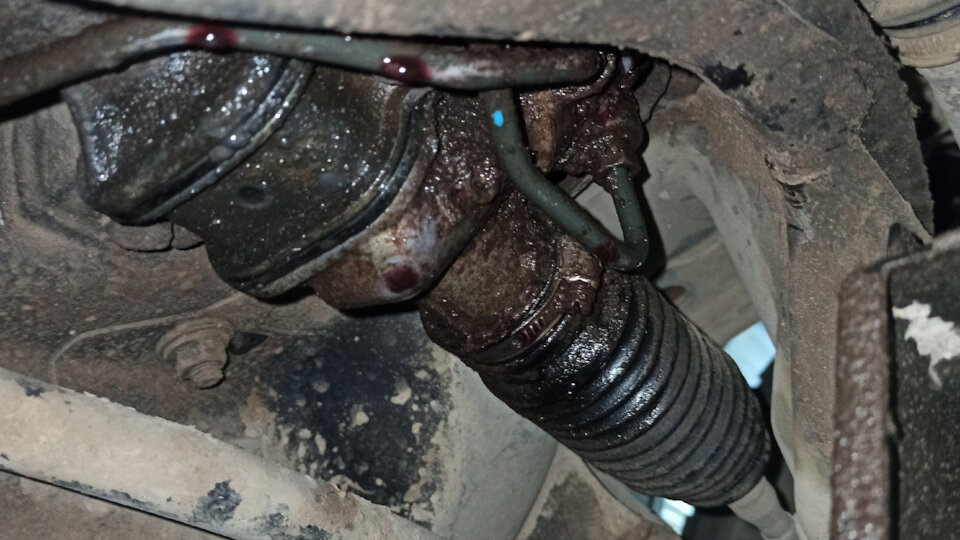 Подтекающий рулевой механизм