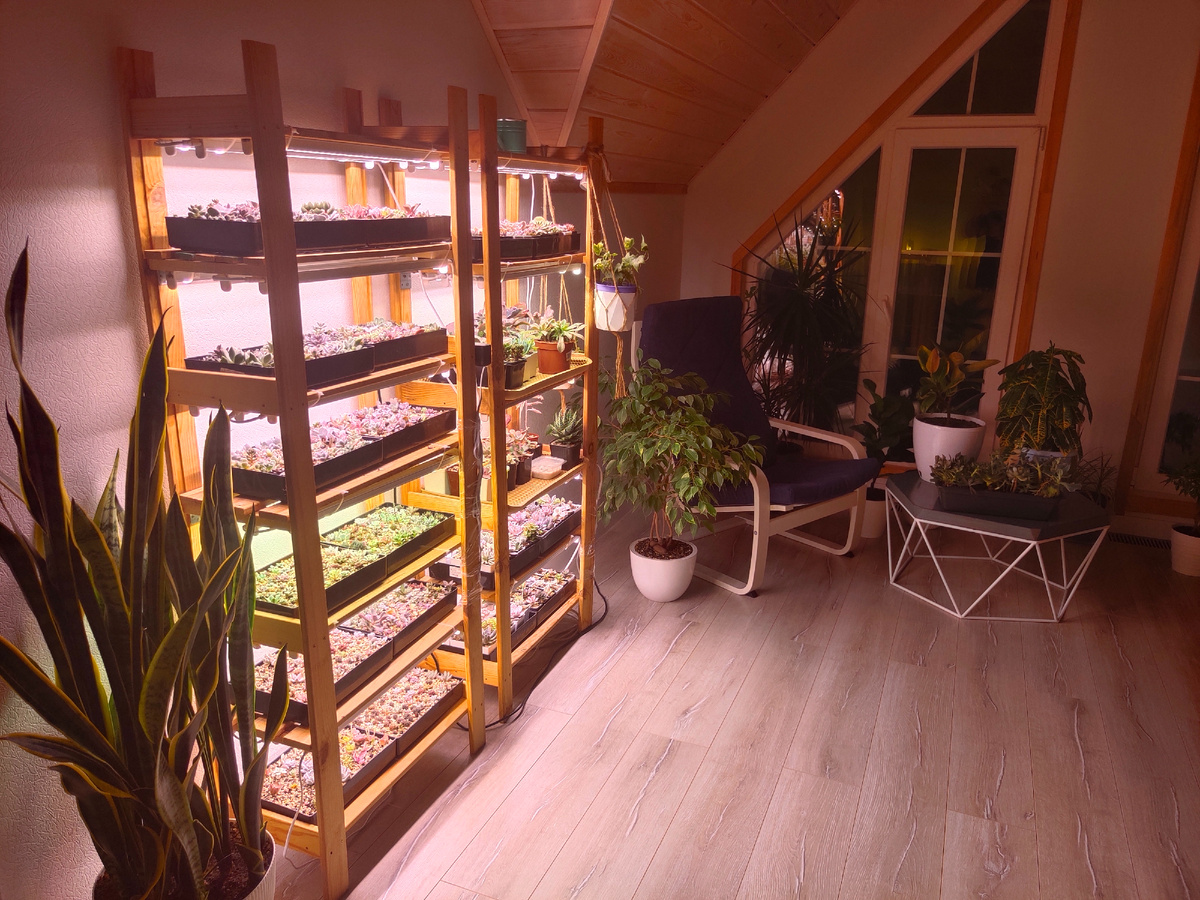 Стол дополнил уже имеющиеся стеллажи