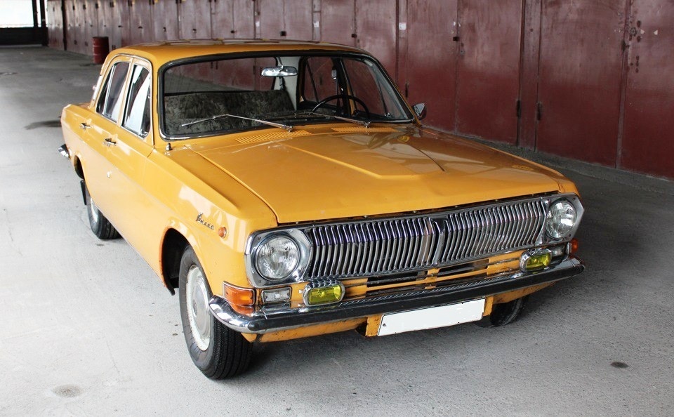 Вот примерно такая Волга и была. Только что, цвет был ярче и желтее. Фото позаимствовал из общего доступа.