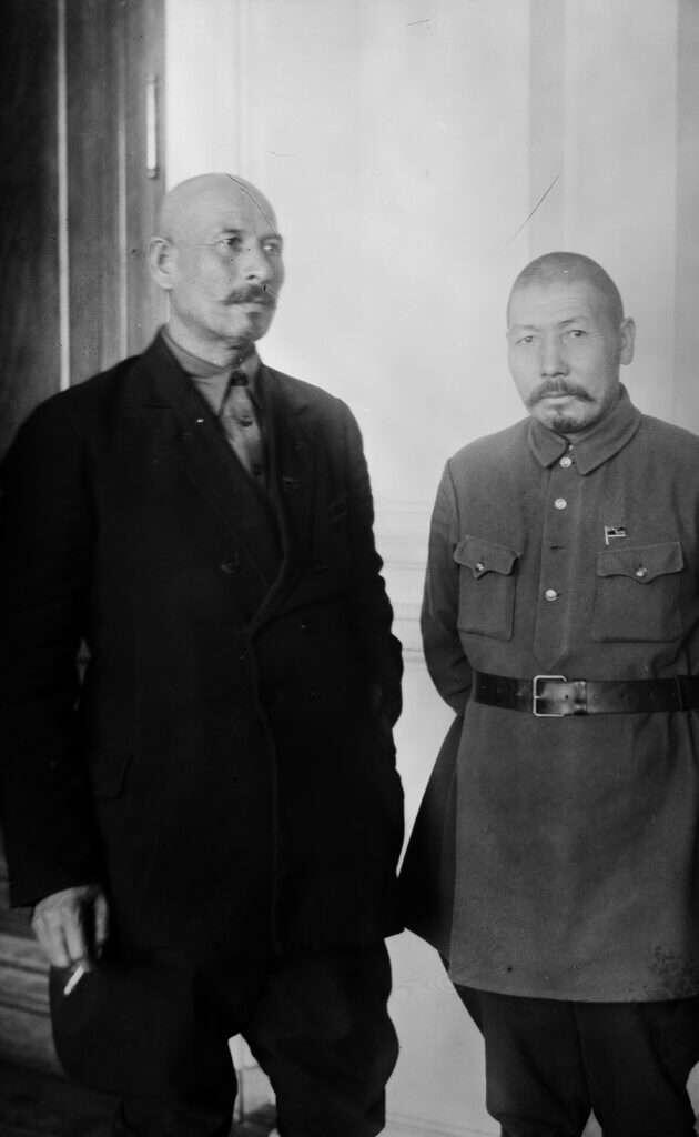 Председатель президиума Центрального исполнительного комитета Кыргызской АССР Абдыкадыр Орозбеков во время чтения газеты «Известия» в перерыве 3-й сессии ЦИК СССР. Москва, 1927 год ( На главную)
Председатель Центрального президиума исполнительного комитета (ЦИК) Узбекской ССР Юсуп Ахунбабаев (слева)_ вместе с председателем президиума Центрального исполнительного комитета Кыргызской АССР Абдыкадыр Орозбековым. Москва, 1931 год
