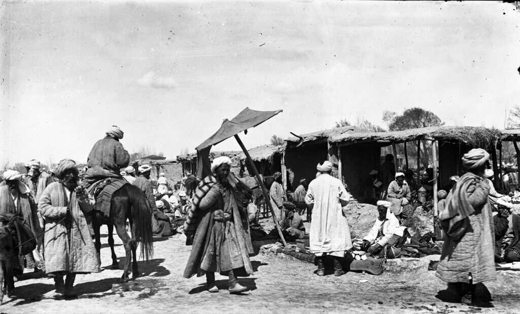 Заседание 1-го Пишпекского съезда Советов. 1918 год
Общий вид базара Туркестан, 1920-е годы
