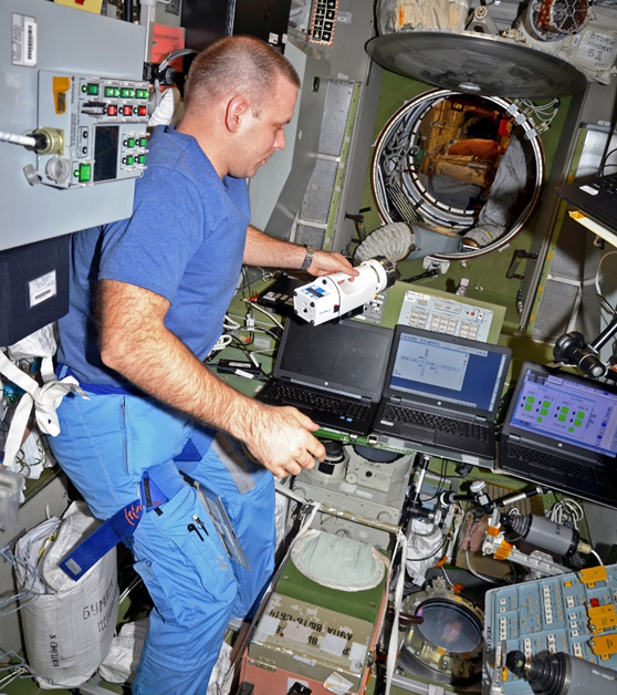 Иван Вагнер ведет поиск негерметичностей по эксперименту «Орбита» в СМ «Звезда». Фото: Роскосмос