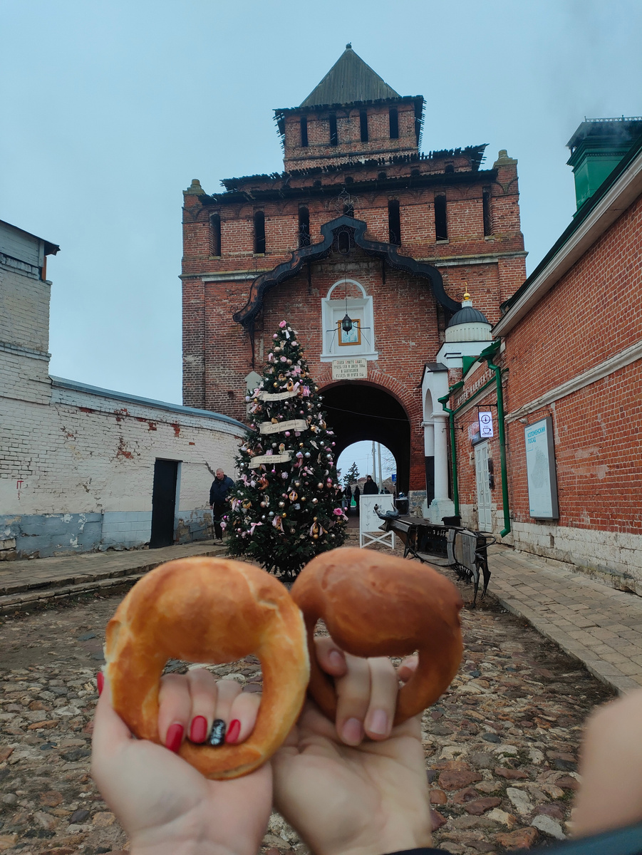 Калачи на фоне Пятницких ворот