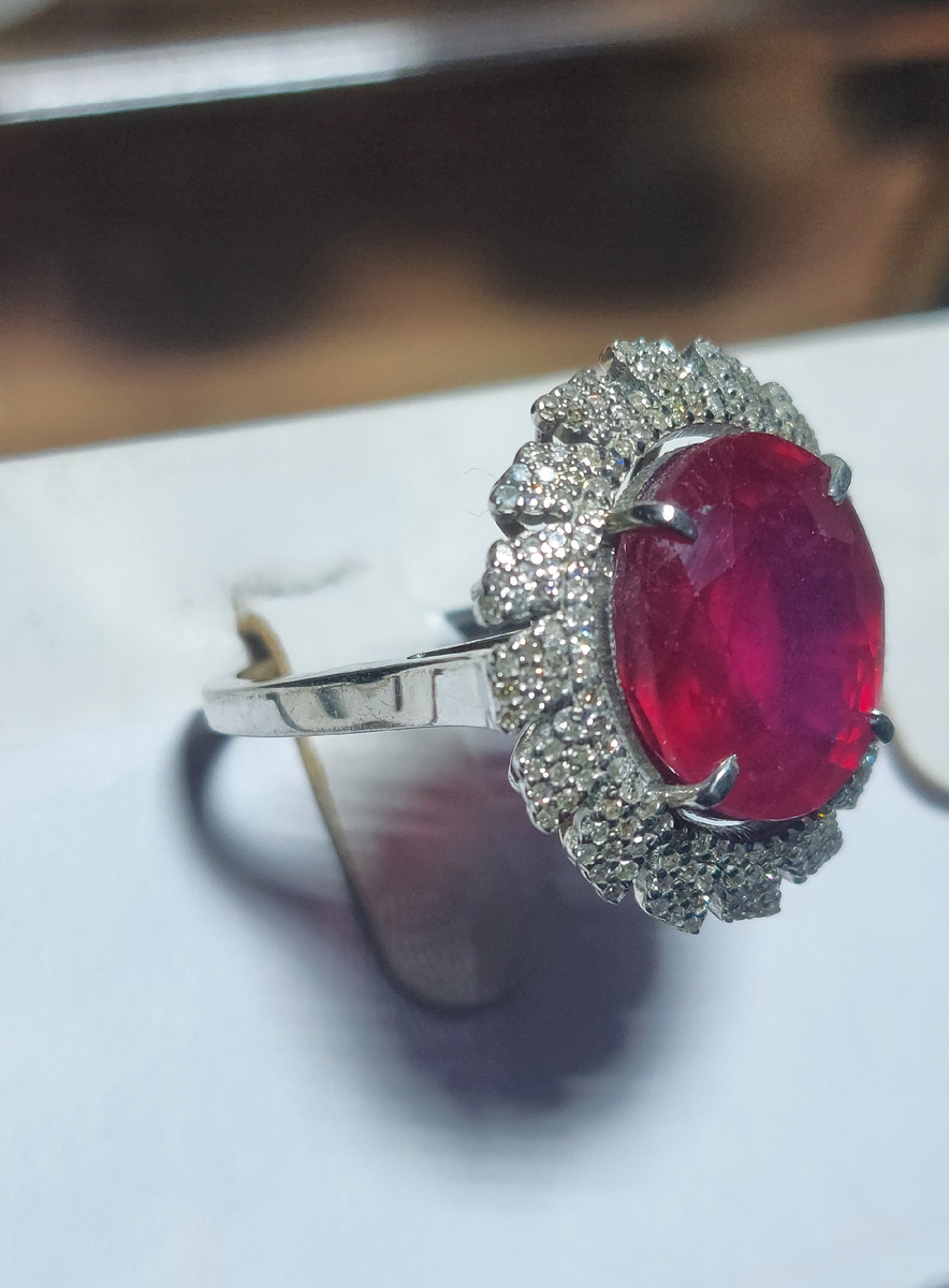 Серебро 925°. Покрытие родием. Вес кольца 7,2 гр. Натуральный рубин 11,58 карат. Натуральные бриллианты в обсыпке общим весом 0,52 карата.