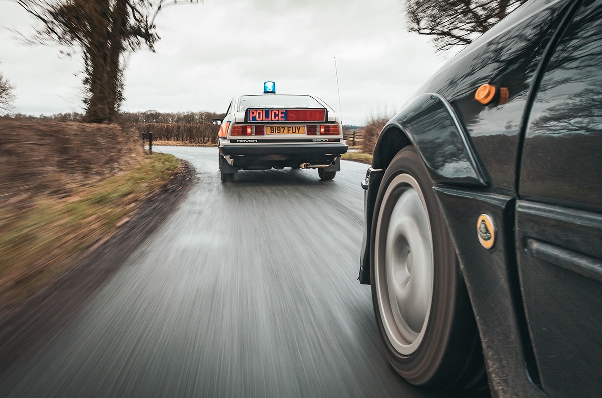 Выслеживаем печально известный Lotus Carlton под регистрационным номером 40RA при помощи полиции.