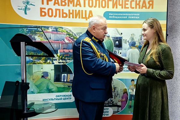    Сотрудникам Сургутской травмбольницы вручили медали за волонтерский труд в ЛНР