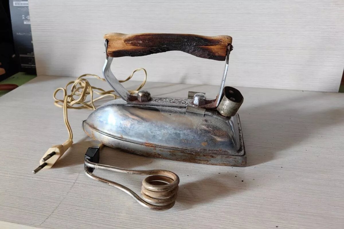 Утюг и кипятильник становятся своеобразными символами уходящей эпохи ненавязчивого советского сервиса.
Фото: Михаил Ступин