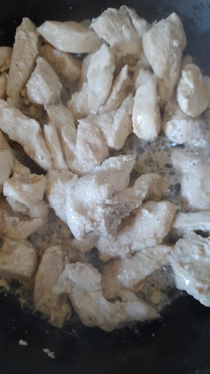 Обжариваем курицу