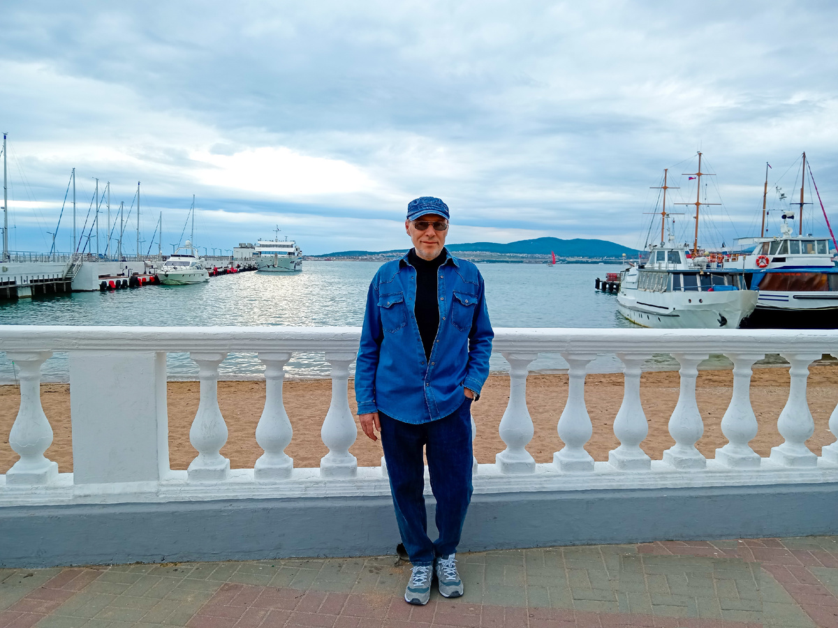 Михаил Лекс — автор рассказа, Геленджик, набережная и морской причал. Листайте вправо >>