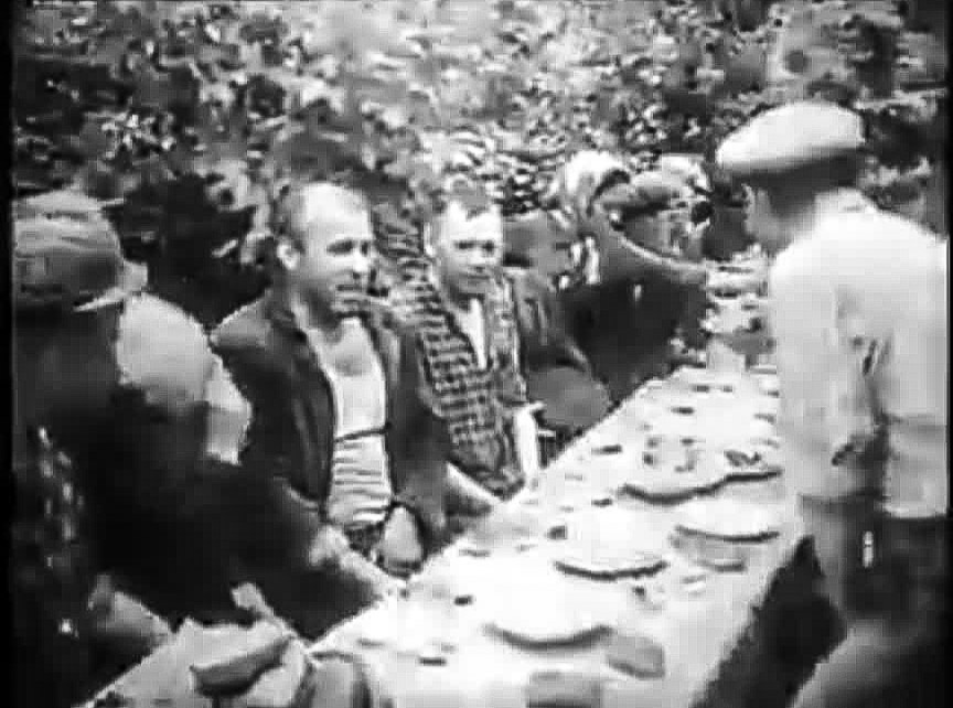 Заканчивалось мероприятие застольем.