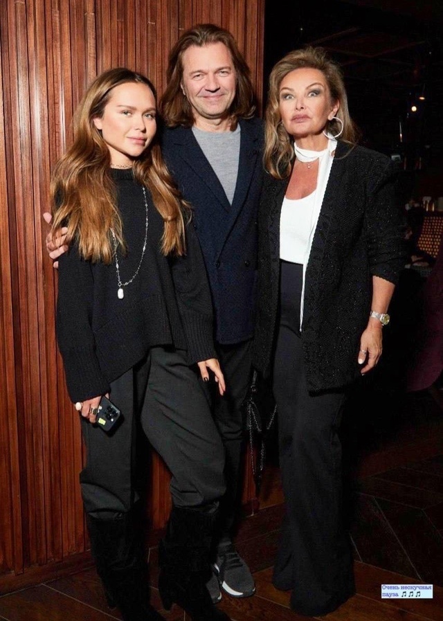 Возможно слишком яркая вспышка сделала жену Дмитрия почти неузнаваемой. 