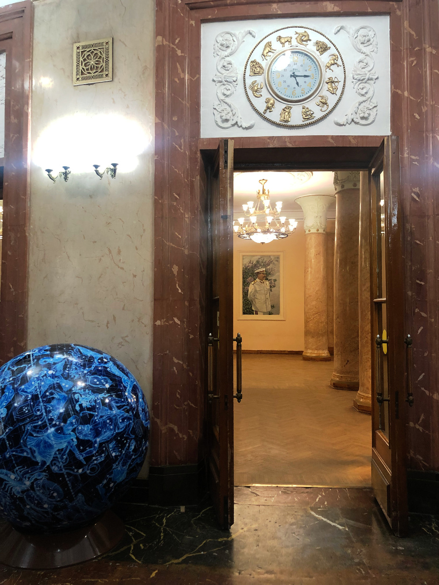 Вход в планетарий. Впереди - портрет Сталина из флорентийской мозаики