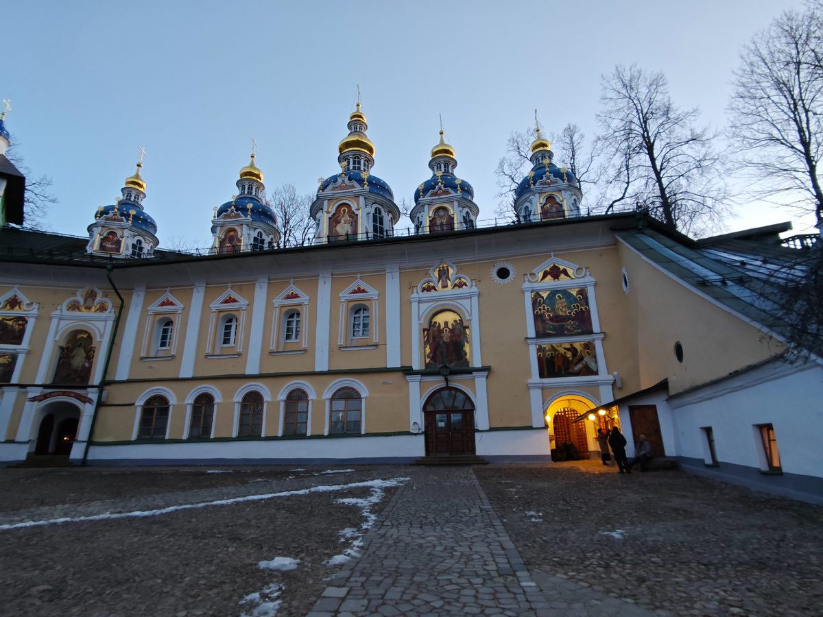 Неописуемая красота монаствря и пещерной церкви Успения Богородицы.